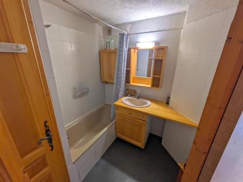 La petite salle de bains est pourvue d'un lavabo et d'une baignoire. dans l'établissement Grand Appartement, 2 Chambres, à Arâches-la-Frasse