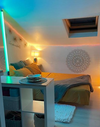 una camera da letto con un letto e un tavolo con uno specchio di Studio Harmonie a Montpellier