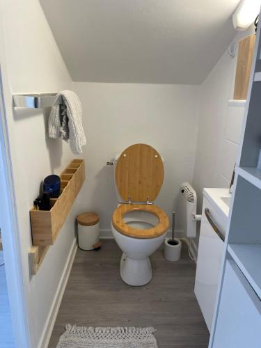 un bagno con un water con un sedile in legno di Studio Harmonie a Montpellier