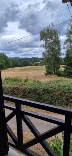 - une vue sur un champ depuis une fenêtre de train dans l'établissement unique room with great view in a former old barn, à Troche