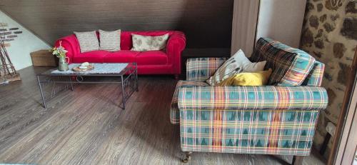 un salon avec un canapé et une table dans l'établissement unique room with great view in a former old barn, à Troche