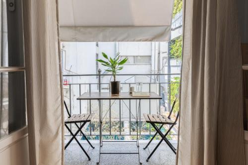 Stylish apt under the Acropolis