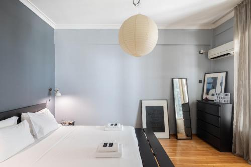 A bed or beds in a room at Stylish apt under the Acropolis