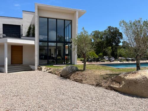 une maison moderne avec une piscine dans l'établissement A Cupulata, à Zonza