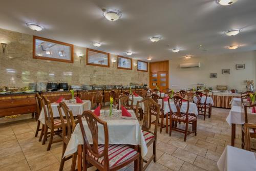 Főnix Wellness Resortにあるレストランまたは飲食店