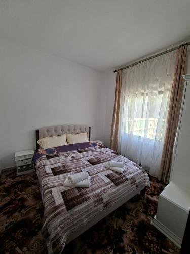 a bedroom with a bed with two towels on it at Altan's Gold in Hangul