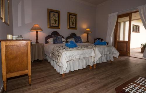 Un pat sau paturi într-o cameră la Lalani B&B/Self catering Cottages