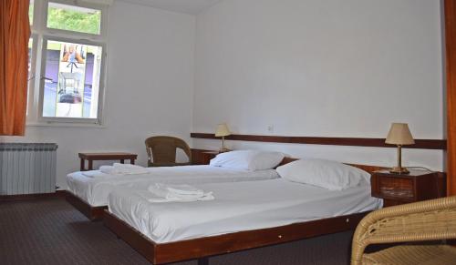 オミサリにあるHotel Adriaticのギャラリーの写真