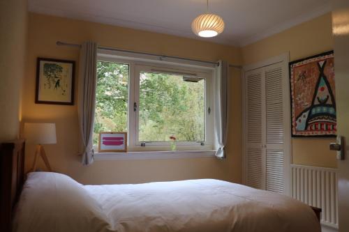 Ein Bett oder Betten in einem Zimmer der Unterkunft CrAgMhOr Bed & Breakfast In Balquhidder Glen