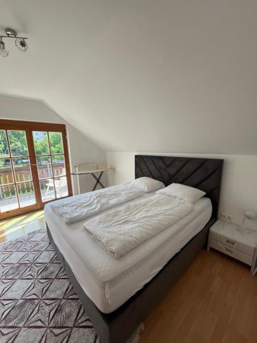 Ένα ή περισσότερα κρεβάτια σε δωμάτιο στο 4-Bedroom House & Large Garden