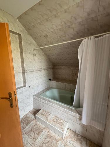 Ένα μπάνιο στο 4-Bedroom House & Large Garden