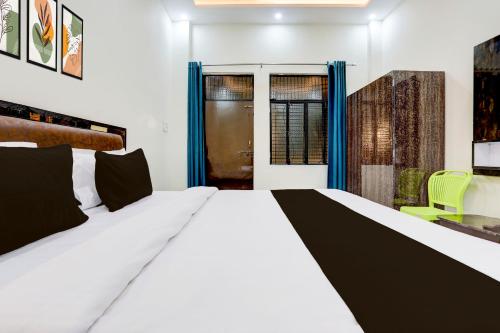 Ένα ή περισσότερα κρεβάτια σε δωμάτιο στο Hotel O Gvk Grand