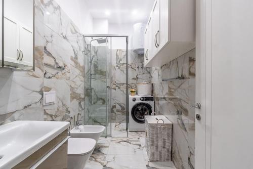 un bagno con WC, lavandino e doccia di Santorini Wave Loft 2 a Gjilek