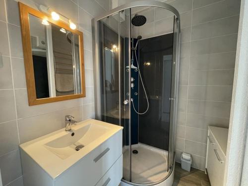 Et badeværelse på Appartement T1 à 50m du lac avec piscine, salle de jeux et parking, idéal famille/amis - FR-1-379-63