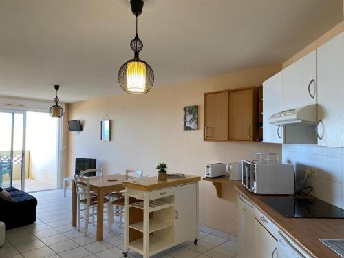 une cuisine avec une table et une salle à manger dans l'établissement Appartement T2 avec terrasse, parking, animaux admis - FR-1-379-172, à Vieux-Boucau-les-Bains