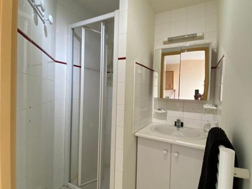 une salle de bain avec une douche, un lavabo et un miroir dans l'établissement Appartement T2 avec terrasse, parking, animaux admis - FR-1-379-172, à Vieux-Boucau-les-Bains