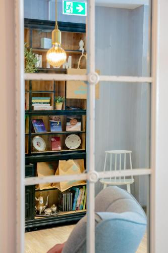 a room with a book shelf with books at Hotel Bethanien in Langeoog