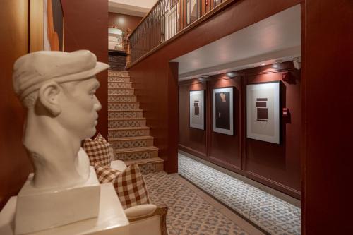 a bust of a man sitting in a waiting room with a train at Magnolia Inn in Panama City