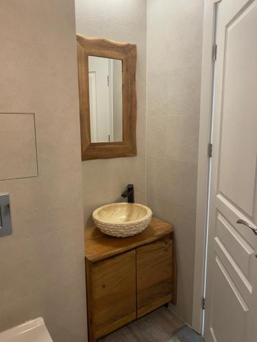un baño con lavabo y espejo en Coastal home Arapya, en Tsarevo