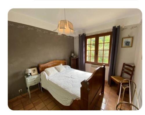 - une chambre avec un lit, une table et une chaise dans l'établissement L'oliveraie, à Correns