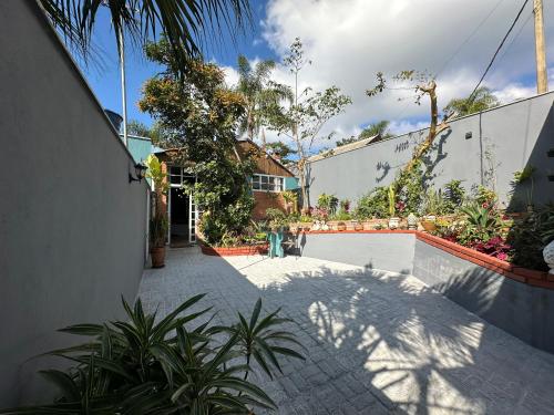 a courtyard of a house with a fence and plants at Arthi - LINDO LOFT RECANTO DOS PASSARINHOS com HIDROMASSAGEM! in Balneário Camboriú