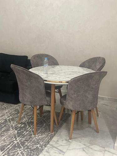 Χώρος καθιστικού στο Ocean park , for married couples and families only , Luxury fully furnished one bedroom flat next to zenata beach with five avialable swimming pool at the compound