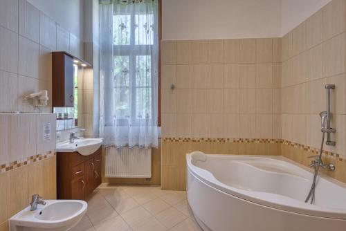Főnix Wellness Resortにあるバスルーム