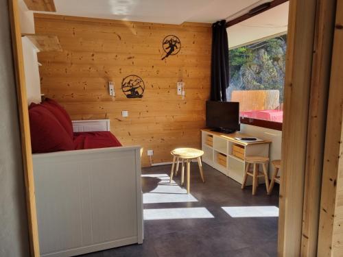 a room with a bed and a desk with a television at Studio Divisible Rénové, Proche Pistes et Commerces, Animaux Acceptés - FR-1-181-1009 in Plagne Bellecote