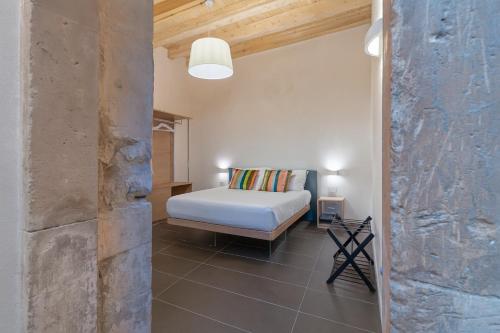 Postel nebo postele na pokoji v ubytování La Dimora di San Nicola Ortigia Boutique Apartments - Terrace & Jacuzzi Access