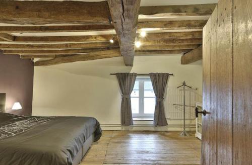 1 dormitorio con cama y ventana en Ferme Aux Moines, en Humain