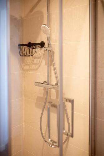 La salle de bains est pourvue d'une douche et d'un sèche-cheveux. dans l'établissement App Marguerite - Villa Bon Accueil proche mer, à Mers-les-Bains