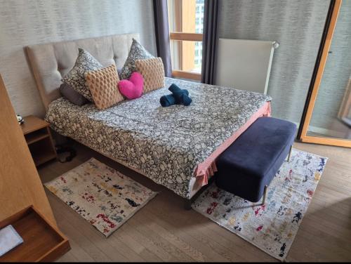 - une chambre avec un lit avec deux cœurs dans l'établissement Appart'Hôtels Sacré Cœur Parking Gratuit, à Paris