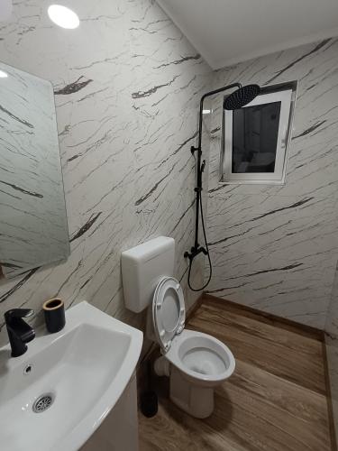 Photo de la galerie de l'établissement ApartmaniMD apartman 2 mirno utociste, à Sutomore