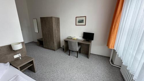 TV a/nebo společenská místnost v ubytování Hotel "Stadt Köthen"
