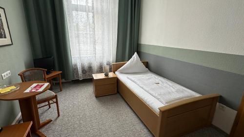 Postel nebo postele na pokoji v ubytování Hotel "Stadt Köthen"