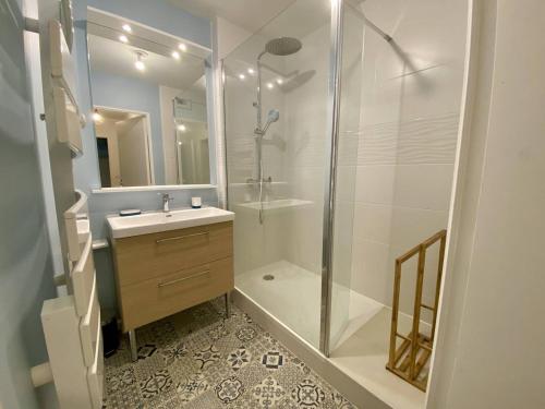 une salle de bain blanche avec une douche et un lavabo dans l'établissement Appartement Confort 4 Pers. avec Terrasse et Jardin - Proche Centre Cambo - FR-1-495-135, à Cambo-les-Bains