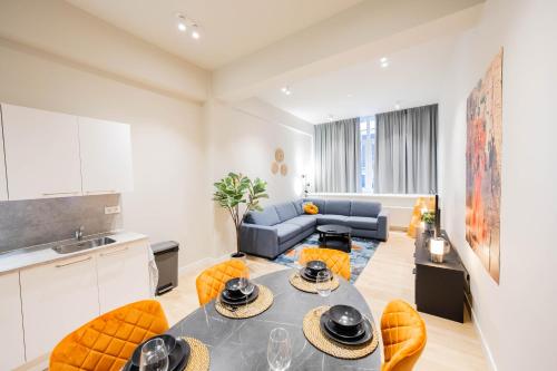 a kitchen and living room with a table and chairs at Alphabet Apartments - Jufferstraat 10 in Rotterdam