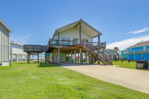 Fotografie z fotogalerie ubytování Walk to Beach Getaway on Bolivar Peninsula! v destinaci Crystal Beach