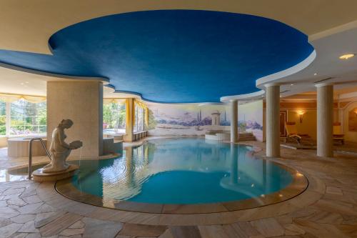 Bazén v ubytování Hotel Lagorai Resort & Spa nebo v jeho okolí