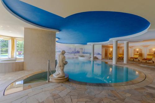 Bazén v ubytování Hotel Lagorai Resort & Spa nebo v jeho okolí