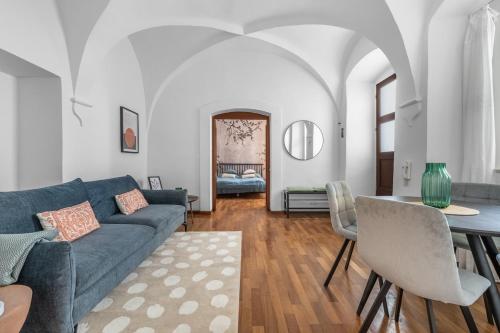 un salon avec un canapé bleu et une table dans l'établissement Cozy apartment in the Old town, à Prague