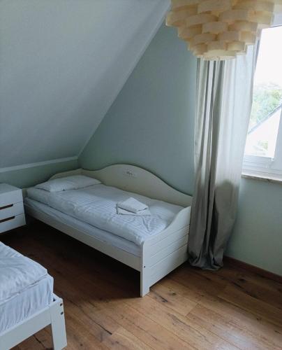 a bedroom with two beds and a window at Haus Luca Fuhlendorf in Fuhlendorf
