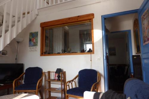 - un salon avec trois chaises et un miroir dans l'établissement Charming apartment next to the sea in Trouville, à Trouville-sur-Mer