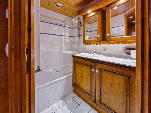 une salle de bain avec un lavabo et une baignoire dans l'établissement Appartement 3 pièces au Chantel avec piscine, proche pistes, animaux admis - FR-1-411-966, à Bourg-Saint-Maurice