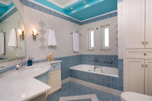 Ett badrum på Villa Anatoli