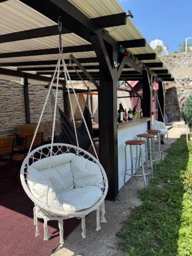 a swing hanging from a pergola with a bar at Casa Ama in Steierdorf