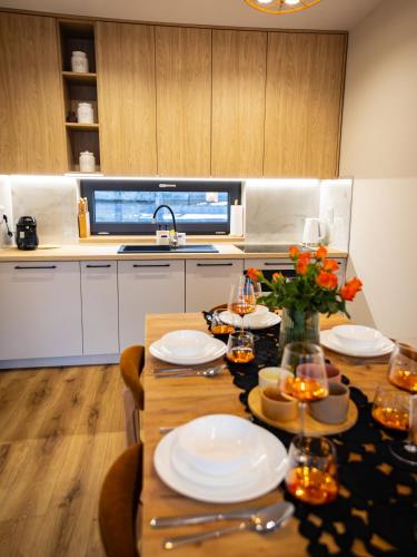 Una cocina o cocineta en Stodoły Pod Gajem z Balią i Sauną