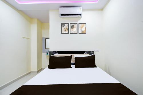 Cama o camas de una habitación en HOTEL O SVR Jb Cricket ground