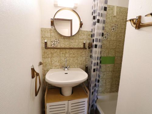 une salle de bain avec un lavabo et un miroir dans l'établissement Appartement 2P Cabine proche plage avec garage, lumineux et bien situé au Grau-du-Roi - FR-1-307-136, au Grau-du-Roi