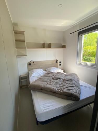 Postel nebo postele na pokoji v ubytování camping des crocs